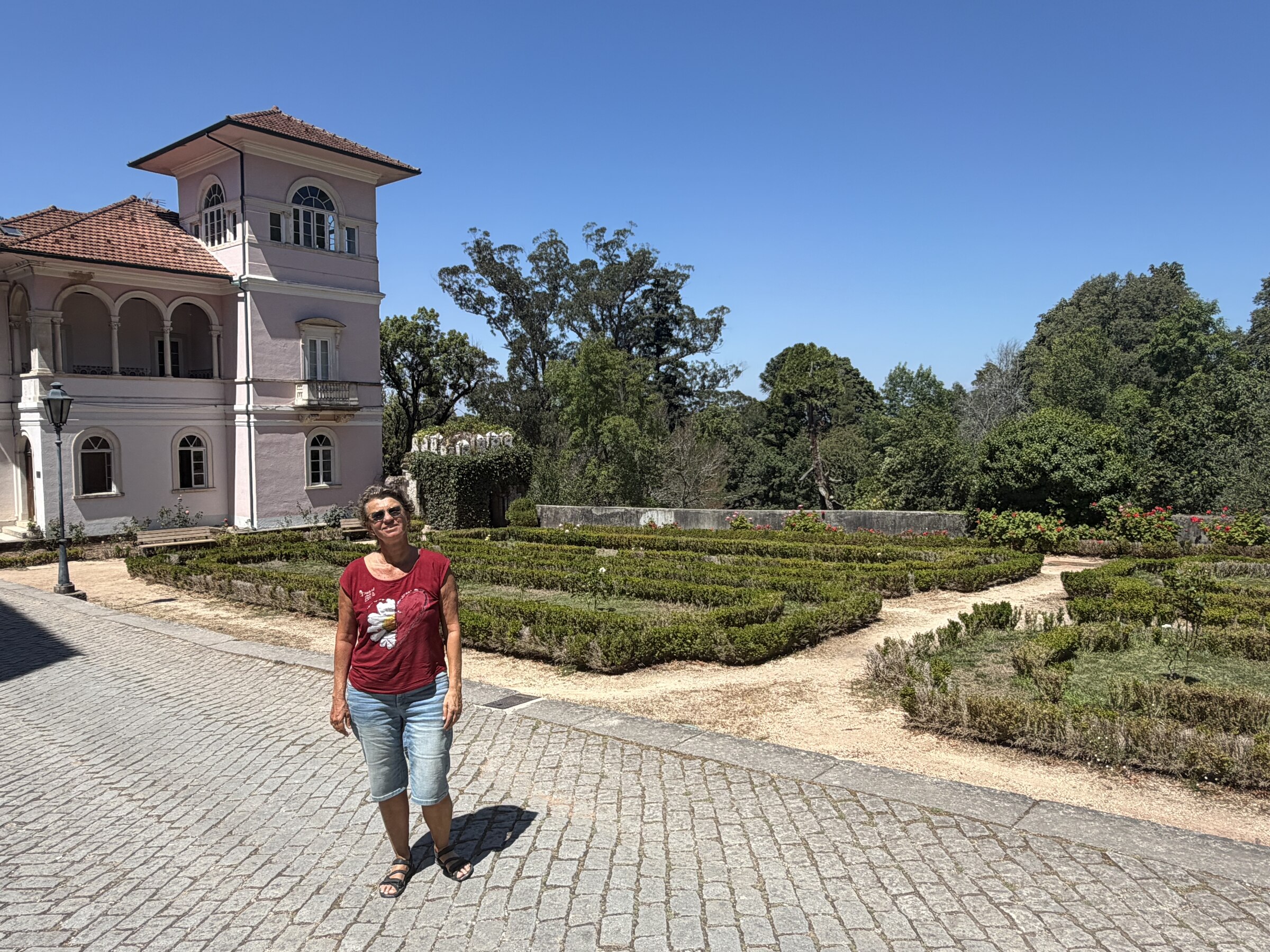 Kerstin vor dem Palácio Hotel do Buçaco in der formalen Gartenanlage